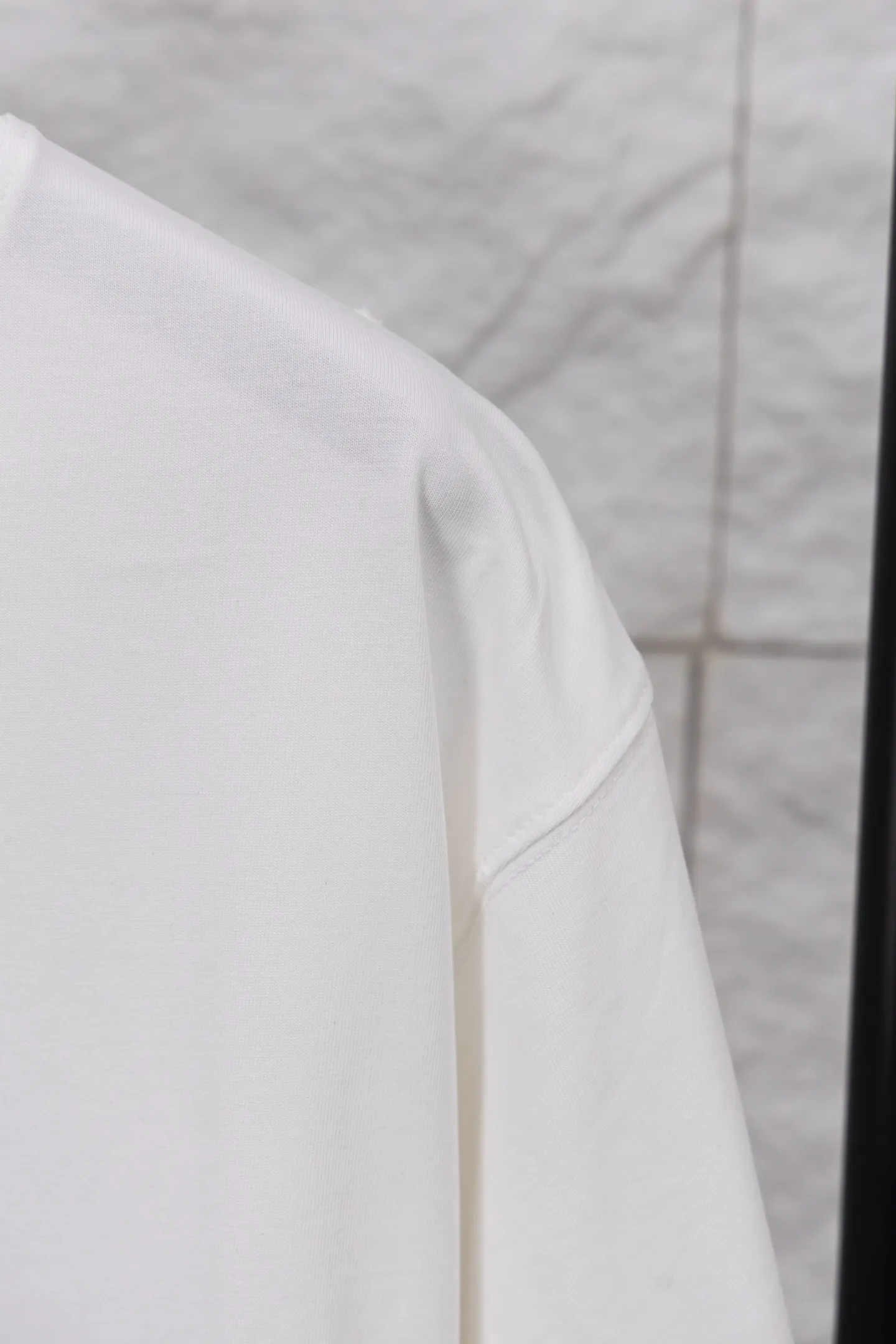 P240 model number/F060 Chrome hearts new hand-painted T-shirt. Heavy 350g double yarn fabric. Wash the whole garment twice. The four sides are frayed and picked. Heavy fabric. The neckline is made of icy Salona. Loose version. Deep, wide and stylish. No deformation or shrinkage. Fabric: 350g. Version: loose. Color: black and white.